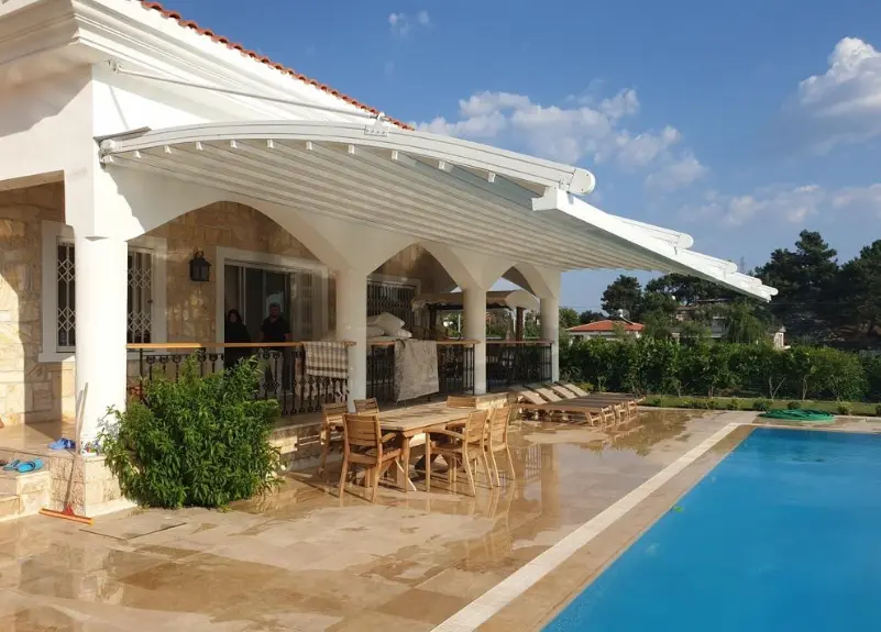 Bitez bölgesinde kurulu modern pergola sistemi
